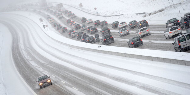 verschneite Autobahn, auf der eine Seite Stau verschneite Autobahn, auf der eine Seite Stau