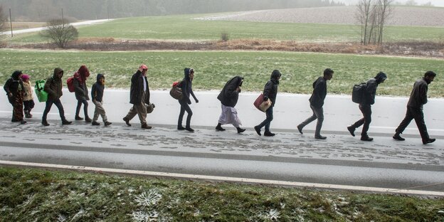 Menschen laufen in Reihe auf der Straße Menschen laufen in Reihe auf der Straße