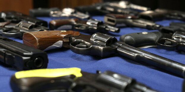 Revolver liegen auf einem Tisch Revolver liegen auf einem Tisch