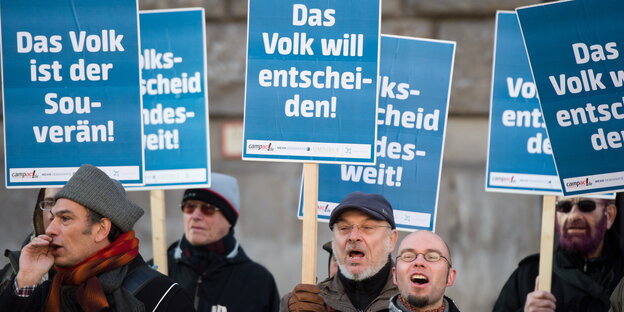 Campact-Aktivisten protestieren für bundesweite Volksentscheide