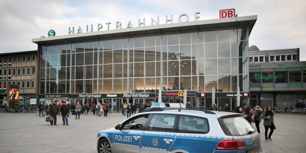 Polizeifahrzeug vor dem Kölner Hauptbahnhof