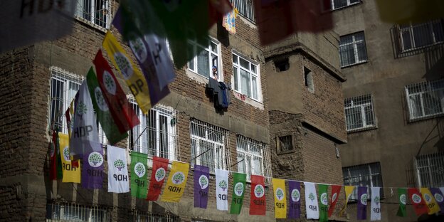 HDP-Wimpel in einem Hof in Diyarbakir HDP-Wimpel in einem Hof in Diyarbakir