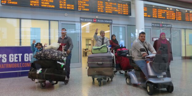 Eine große syrische Familie mit viel Gepäck am Flughafen Toronto Eine große syrische Familie mit viel Gepäck am Flughafen Toronto