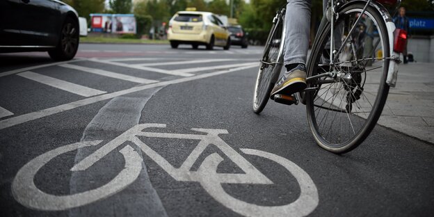 Fahrradfahrer fährt schnell an Autos vorbei Fahrradfahrer fährt schnell an Autos vorbei