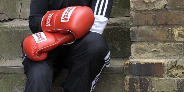 Eine Frau mit Boxhandschuhen Eine Frau mit Boxhandschuhen