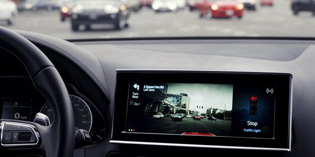 Blick aus der Frontscheibe eines Autos an der Ampel Blick aus der Frontscheibe eines Autos an der Ampel