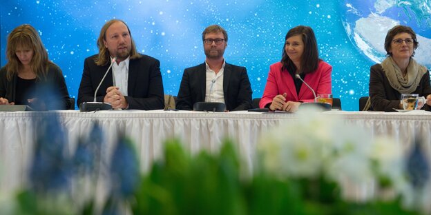 Die beiden Fraktionsvorsitzenden, Katrin Göring-Eckardt und Anton Hofreiter sowie der Thüringer Fraktionsvorsitzende Dirk Adams sitzen zum Auftakt der Neujahrsklausur ihrer Partei nebeneinander. Die beiden Fraktionsvorsitzenden, Katrin Göring-Eckardt und Anton Hofreiter sowie der Thüringer Fraktionsvorsitzende Dirk Adams sitzen zum Auftakt der Neujahrsklausur ihrer Partei nebeneinander.