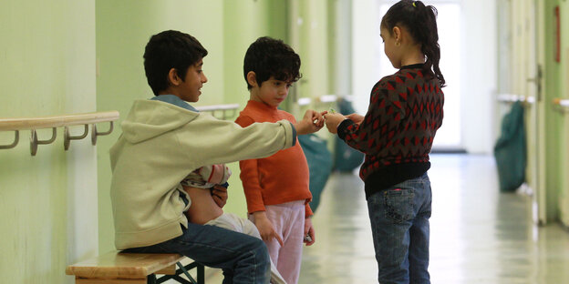 Kinder warten auf einem Gang Kinder warten auf einem Gang