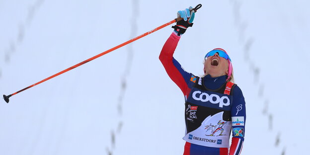 Die norwegische Langläuferin Therese Johaug fährt über die Ziellinie. Die norwegische Langläuferin Therese Johaug fährt über die Ziellinie.