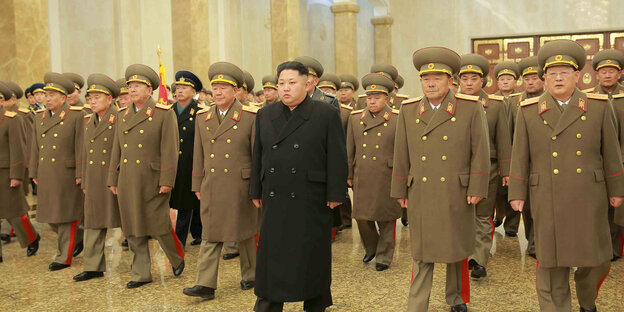 Kim Jong Un marschiert mit seinen Generälen. Kim Jong Un marschiert mit seinen Generälen.