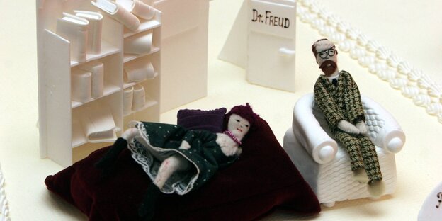 Sigmund Freud bei einer Psychoanalyse: Miniaturszene in einer Ausstellung anläßlich seines 15o. Geburtstags. Sigmund Freud bei einer Psychoanalyse: Miniaturszene in einer Ausstellung anläßlich seines 15o. Geburtstags.