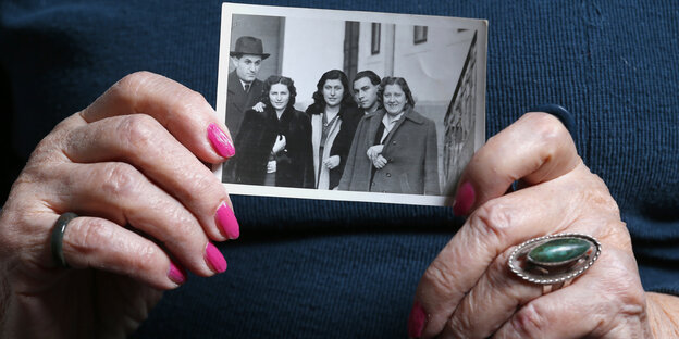 Die Auschwitz-Überlebende Erzsebet Broth hält ein Foto von ihrer Familie in den Händen. Die Auschwitz-Überlebende Erzsebet Broth hält ein Foto von ihrer Familie in den Händen.
