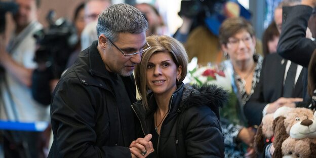 Tima Kurdi und ihr Mann warten am Flughafen Vancouver auf die Ankunft der Familie. Tima Kurdi und ihr Mann warten am Flughafen Vancouver auf die Ankunft der Familie.