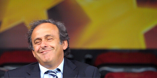 Michel Platini lächelt Michel Platini lächelt