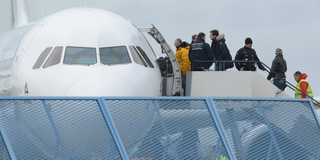 Abgelehnte Asylbewerber besteigen ein Flugzeug bei einer Sammelabschiebung Abgelehnte Asylbewerber besteigen ein Flugzeug bei einer Sammelabschiebung