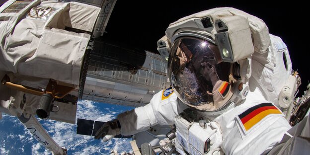 Der Astronaut Alexander Gerst schwebt über der Erde Der Astronaut Alexander Gerst schwebt über der Erde