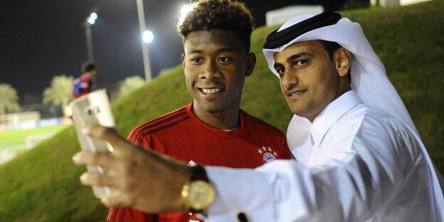 Ein Katari macht zusammen mit Bayern-Spieler David Alaba ein Sefi. Ein Katari macht zusammen mit Bayern-Spieler David Alaba ein Sefi.