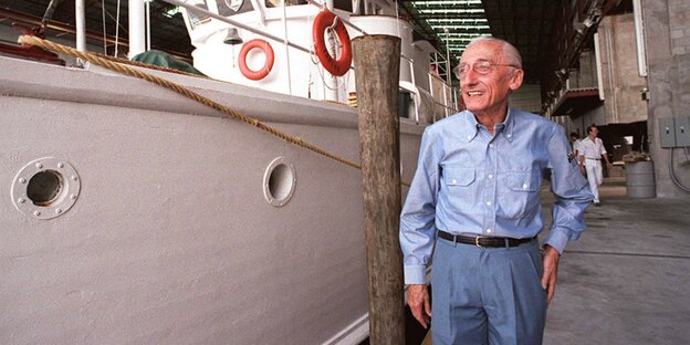 Der Meeresforscher Jacques-Yves Cousteau vor seinem Forschungsschiff Der Meeresforscher Jacques-Yves Cousteau vor seinem Forschungsschiff