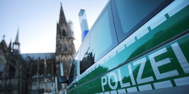 Polizeifahrzeug, im Hintergrund der Kölner Dom Polizeifahrzeug, im Hintergrund der Kölner Dom