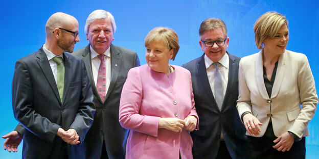 Die CDU-Politiker Angela Merkel (3.v.l.), Generalsekretär Peter Tauber, Volker Bouffier, Guido Wolf, und Julia Klöckner (v.l.). Die CDU-Politiker Angela Merkel (3.v.l.), Generalsekretär Peter Tauber, Volker Bouffier, Guido Wolf, und Julia Klöckner (v.l.).
