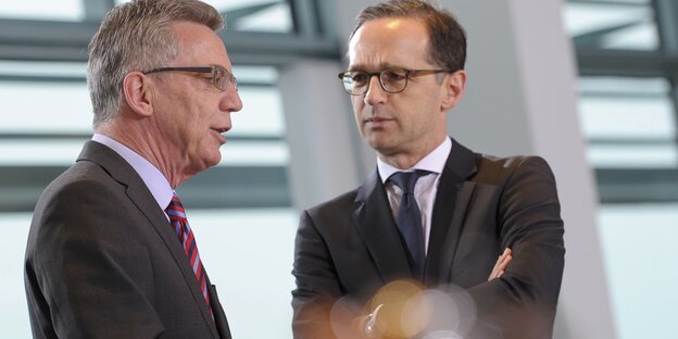 De Maizière und Maas unterhalten sich De Maizière und Maas unterhalten sich