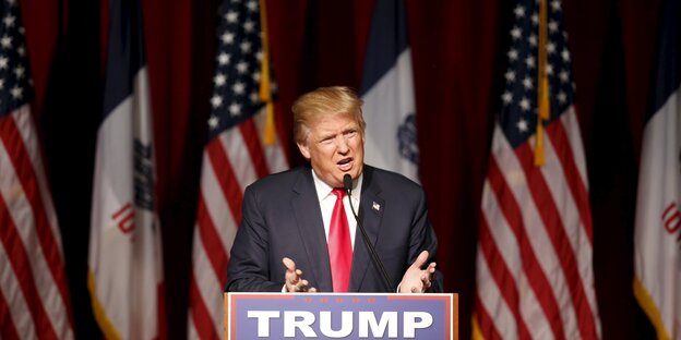 Donald Trump redet während einer Wahlkampfveranstaltung Donald Trump redet während einer Wahlkampfveranstaltung