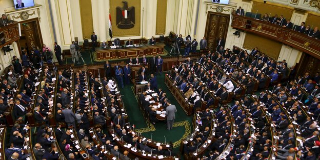 Mitglieder des ägyptischen Parlaments bei der Eröffnungssitzung am Hauptsitz des Parlaments in Kairo Mitglieder des ägyptischen Parlaments bei der Eröffnungssitzung am Hauptsitz des Parlaments in Kairo