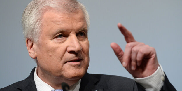 Horst Seehofer mit erhobenen Zeigefinger. Horst Seehofer mit erhobenen Zeigefinger.