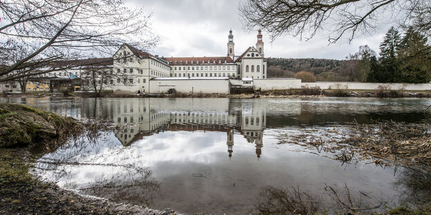 Das Kloster Pielenhofen an der Naab, im Bildvordergrund ist Wasser zu sehen