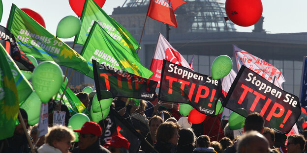 Menschen nehmen am 10.10.2015 in Berlin an der Großdemonstration gegen das transatlantische Handelsabkommen ttip (USA) und Ceta (Kanada) teil. Menschen nehmen am 10.10.2015 in Berlin an der Großdemonstration gegen das transatlantische Handelsabkommen ttip (USA) und Ceta (Kanada) teil.