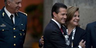 Mexikos Präsident Enrique Peña Nieto umarmt Staatsanwältin Arely Gomez