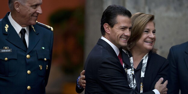 Mexikos Präsident Enrique Peña Nieto umarmt Staatsanwältin Arely Gomez Mexikos Präsident Enrique Peña Nieto umarmt Staatsanwältin Arely Gomez
