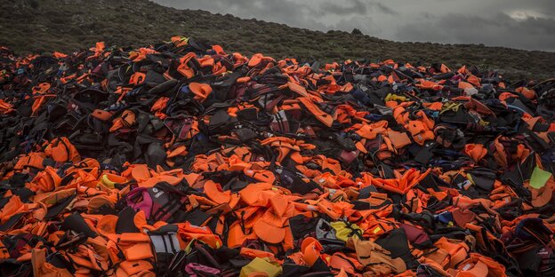 zurückgelassene Rettungswesten am Strand von Lesbos zurückgelassene Rettungswesten am Strand von Lesbos