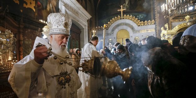 Ein Patriarch schwenkt in einer Kirche das Weihrauchfass Ein Patriarch schwenkt in einer Kirche das Weihrauchfass