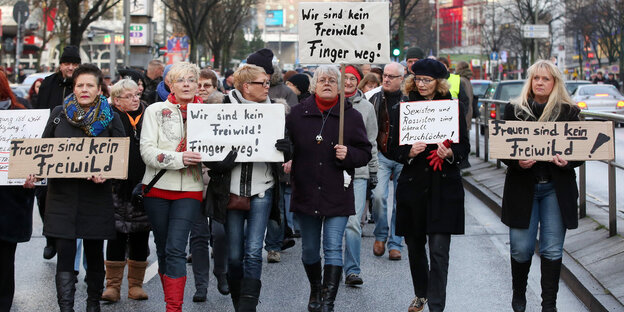 Mit Schildern mit der Aufschrift "Frauen sind kein Freiwild!" demonstrieren Frauen auf der Reeperbahn. Mit Schildern mit der Aufschrift "Frauen sind kein Freiwild!" demonstrieren Frauen auf der Reeperbahn.