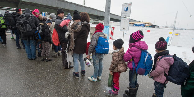 Flüchtlinge warten am 5. Januar 2016 am Bahnhof in Passau auf einen Sonderzug, der nach Saalfeld fährt. Flüchtlinge warten am 5. Januar 2016 am Bahnhof in Passau auf einen Sonderzug, der nach Saalfeld fährt.