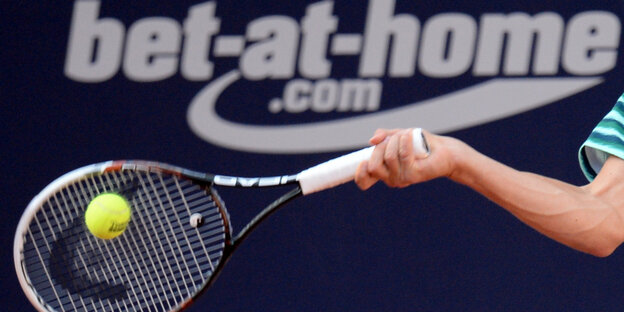 Tennisspieler vor dem Bet at Home-Logo Tennisspieler vor dem Bet at Home-Logo