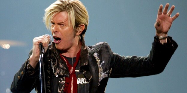 David Bowie gestikuliert bei einem Auftritt. David Bowie gestikuliert bei einem Auftritt.