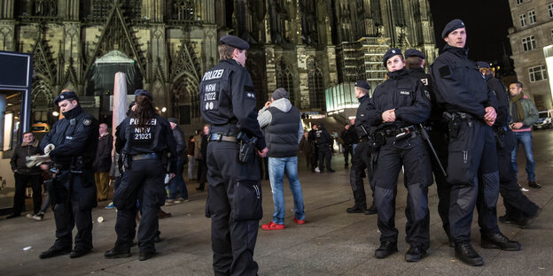 Polizisten stehen vor dem Kölner Dom Polizisten stehen vor dem Kölner Dom