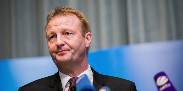 Ralf Jäger steht vor Mikrofonen. Ralf Jäger steht vor Mikrofonen.