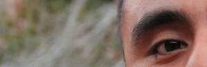 Ein Ausschnitt von Antonios Gesicht, ein Auge und eine Augenbraue Ein Ausschnitt von Antonios Gesicht, ein Auge und eine Augenbraue
