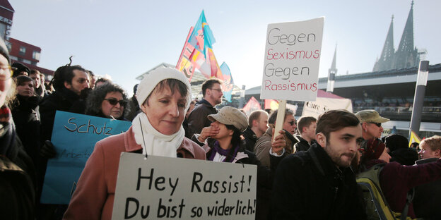 Menschen in einer Demonstration Menschen in einer Demonstration
