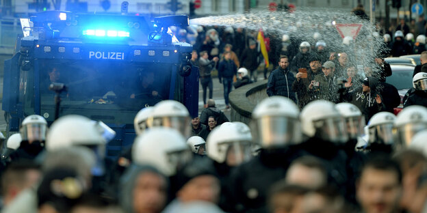 Demonstranten, Bereitschaftspolizisten und ein Wasserwerfer im Einsatz Demonstranten, Bereitschaftspolizisten und ein Wasserwerfer im Einsatz