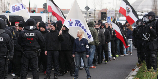 Ein Aufmarsch von Rechtsextremen Ein Aufmarsch von Rechtsextremen