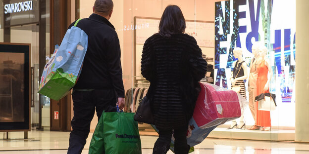 Zwei Kunden im Shoppingzentrum Zwei Kunden im Shoppingzentrum