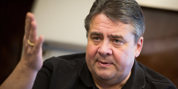 Bundeswirtschaftsminister Sigmar Gabriel (SPD) spricht am 06.01.2016 während des Fluges von Berlin nach Havanna. Bundeswirtschaftsminister Sigmar Gabriel (SPD) spricht am 06.01.2016 während des Fluges von Berlin nach Havanna.