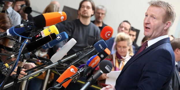 Innenminister Ralf Jäger (SPD) gibt in Düsseldorf nach der Ausschusssitzung ein Statement ab. Innenminister Ralf Jäger (SPD) gibt in Düsseldorf nach der Ausschusssitzung ein Statement ab.