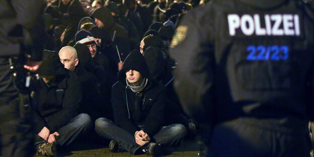 Hooligans werden in Leipzig von der Polizei eingekesselt Hooligans werden in Leipzig von der Polizei eingekesselt