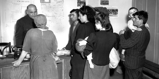 Jüdische Flüchtlinge, schwarz-weiß-Aufnahme von 1946 Jüdische Flüchtlinge, schwarz-weiß-Aufnahme von 1946