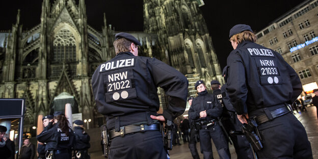 Polizisten bei Nacht vor dem Kölner Dom Polizisten bei Nacht vor dem Kölner Dom